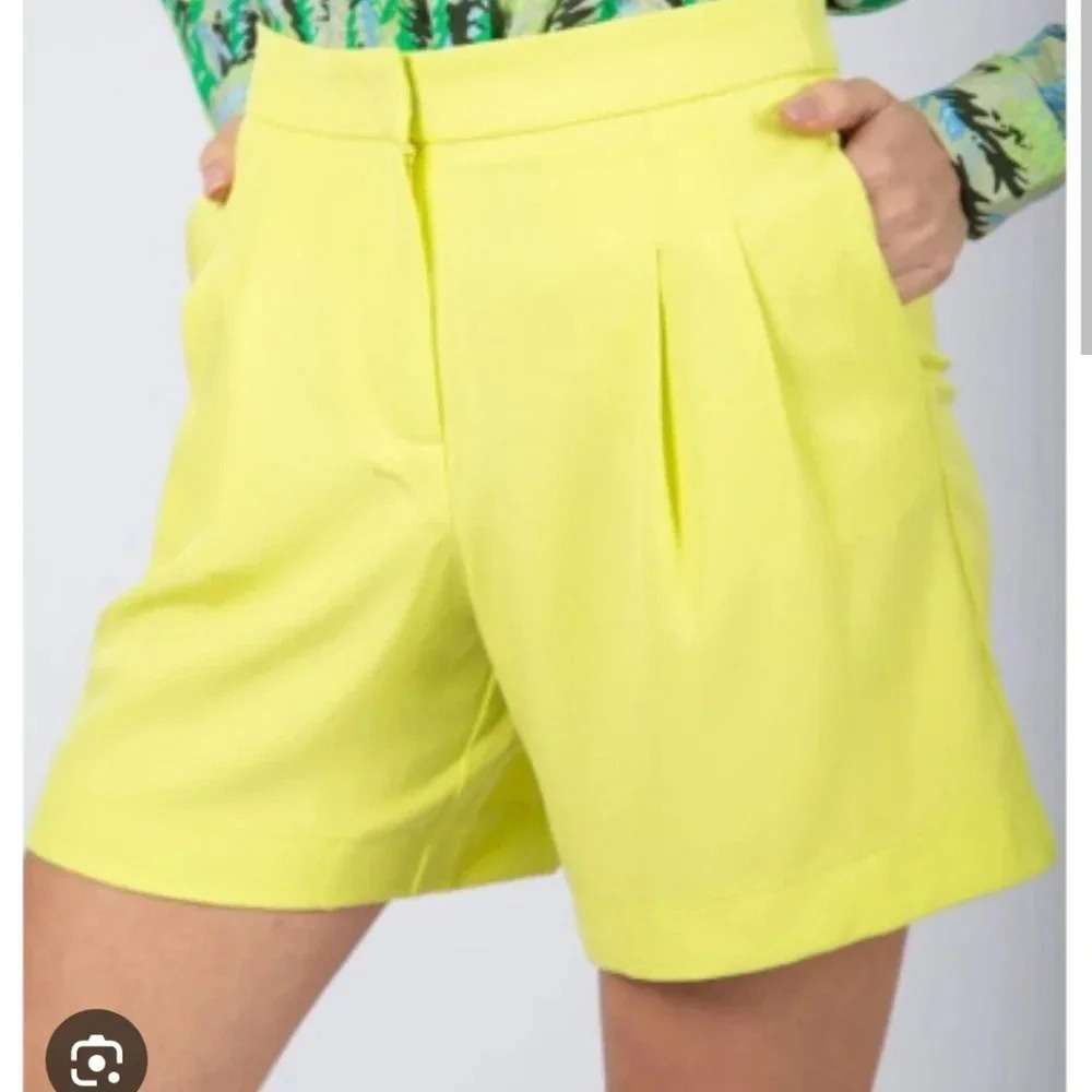 NWT Vera Moda Limeade Summer Pleat‎ Shorts Sz 2
